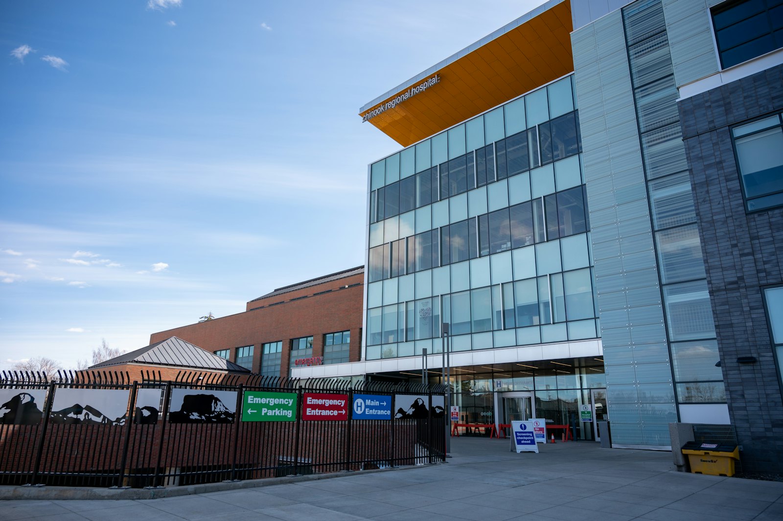 Макет главной страницы сайта Diabetes Care Toronto — здание клиники в Торонто